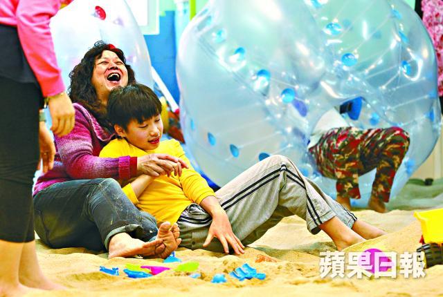 [新聞] 弱能童室內玩沙融入社區