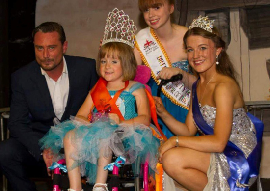 [新聞] 全場淚奔：英國7歲癱瘓女孩獲得選美冠軍